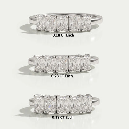 Bague à cinq pierres avec diamants de laboratoire taille radiante