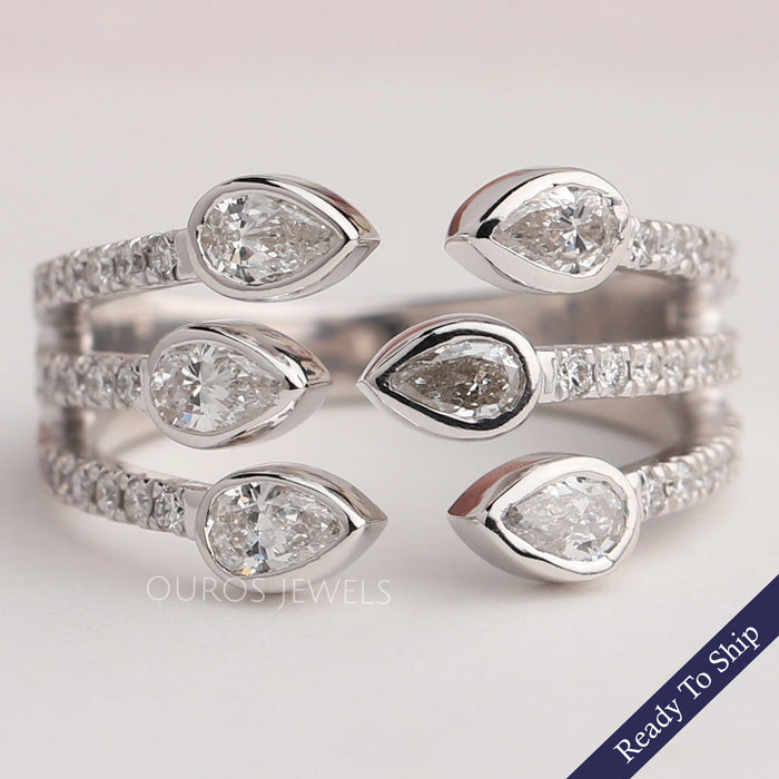 Bague délicate à trois rangées de diamants en forme de poire