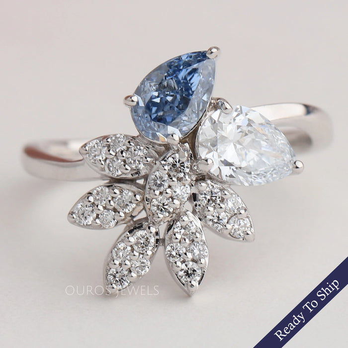 Bague en forme de fleur avec diamants taille poire et taille ronde bleus