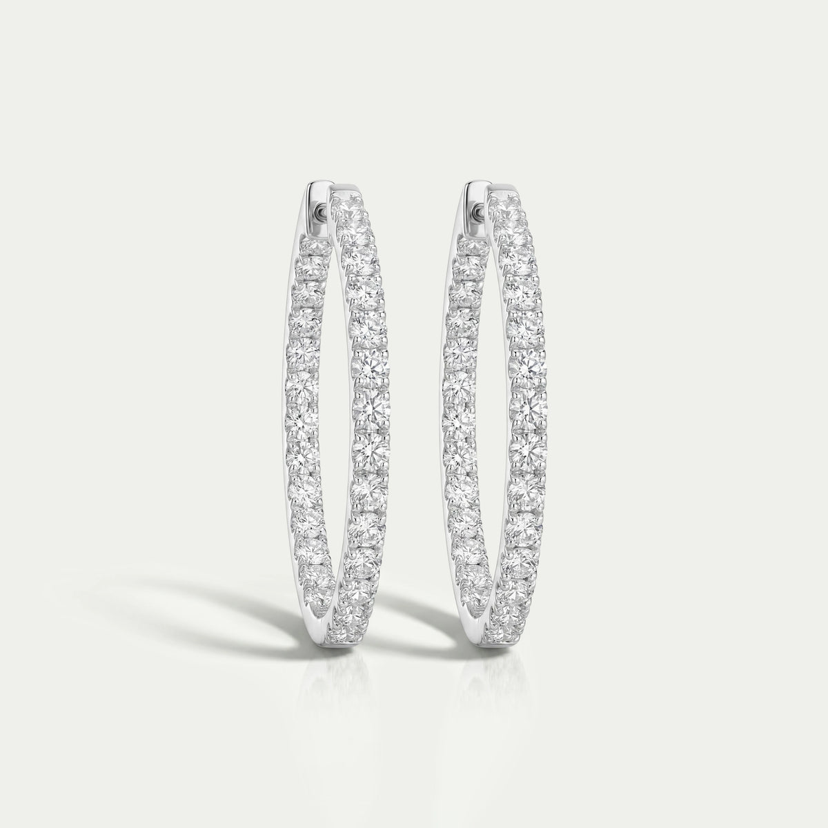 Boucles d'oreilles créoles à diamants ronds à l'envers