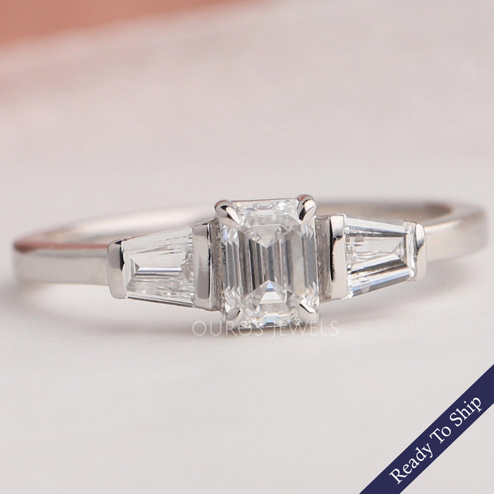 Bague de fiançailles à trois pierres avec diamants et émeraude