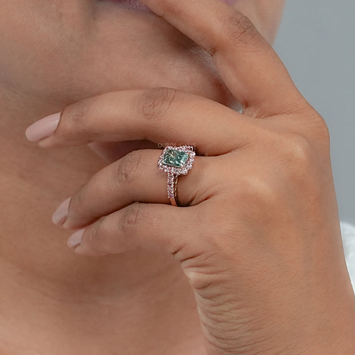 Bague halo de laboratoire à taille radiante certifiée IGI avec diamants accentués