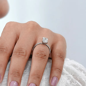 Bague de fiançailles avec diamant solitaire taille radiant