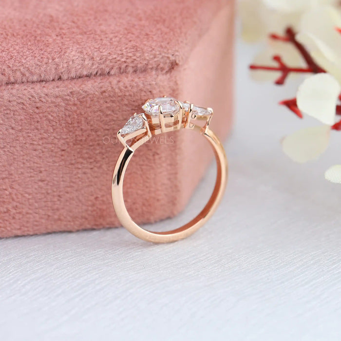 Bague de fiançailles à trois pierres avec diamants taille hexagonale