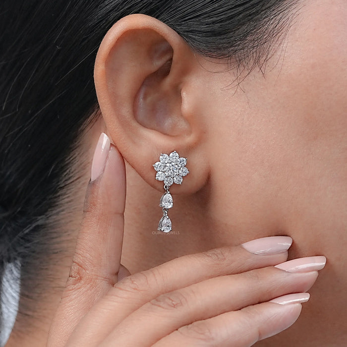 Boucles d'oreilles pendantes en forme de fleur avec halo de diamants ronds