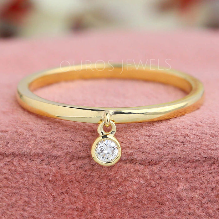 Bague pendante avec diamant rond serti clos