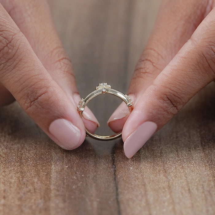 Bague à chevrons en diamants de laboratoire à coupe ronde de style couronne