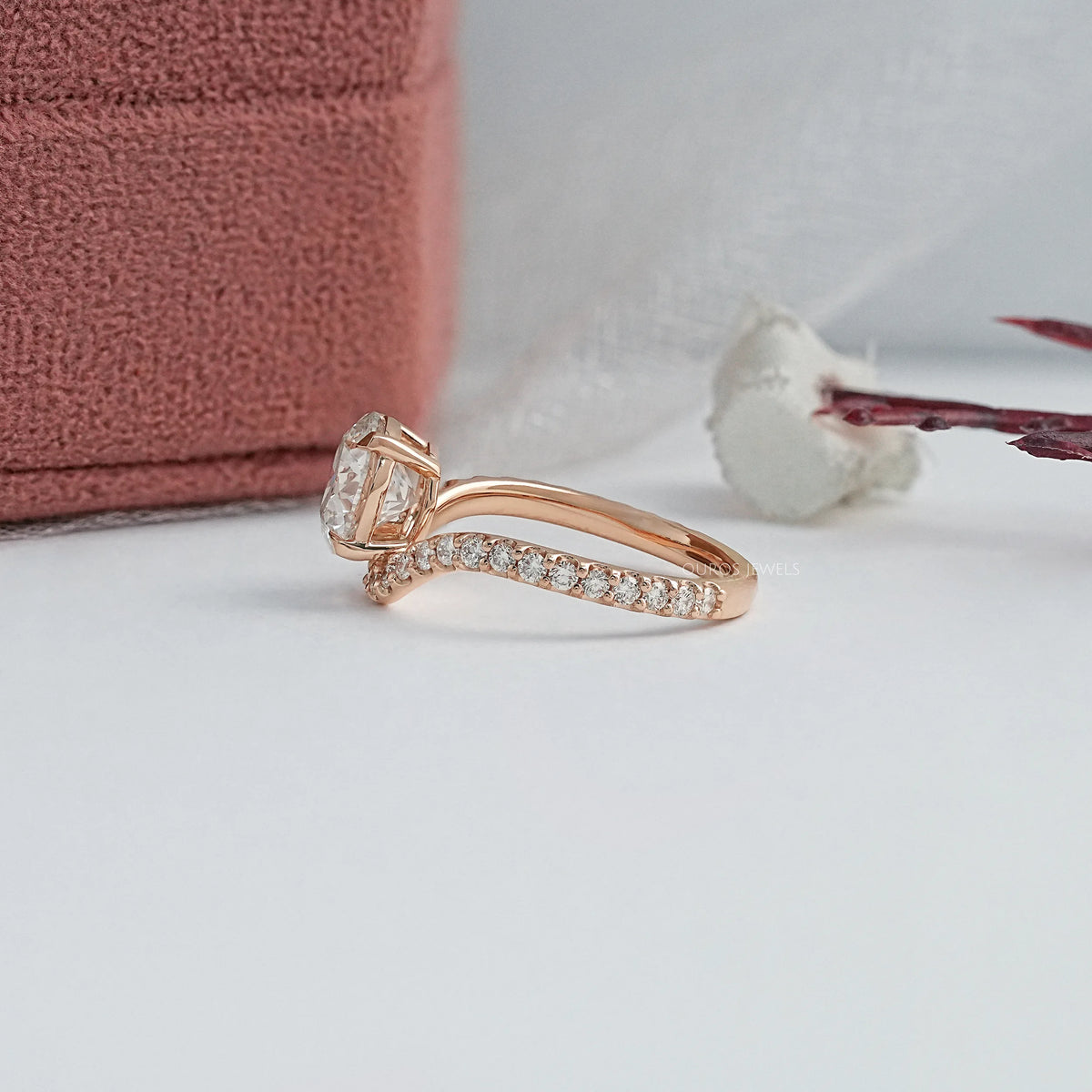 Round Diamond Accent Curved Set Ring Ring