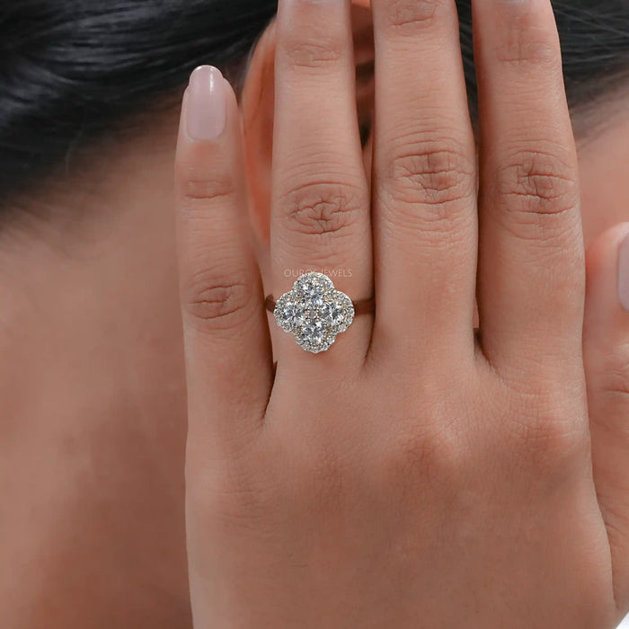 Bague anniversaire en forme de fleur halo avec diamant rond de laboratoire