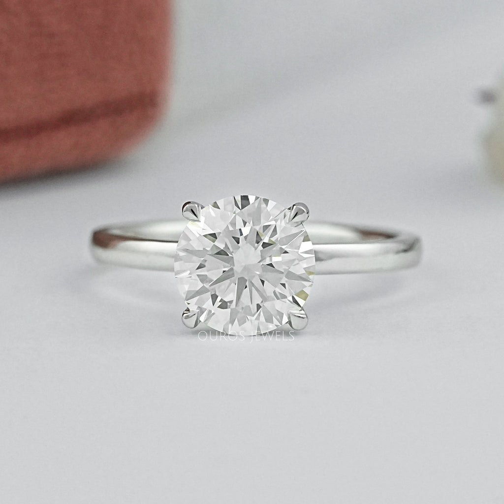 Bague de fiançailles solitaire avec diamant rond cultivé en laboratoire 