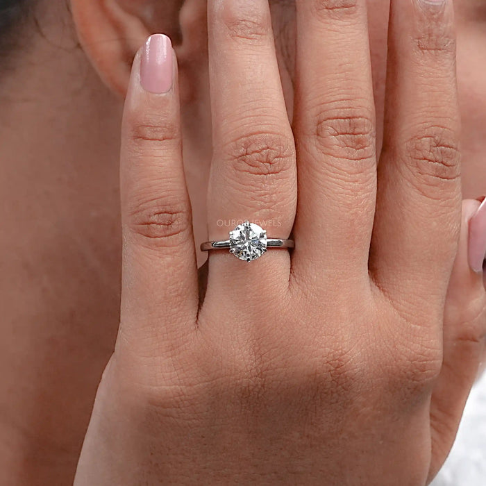 Bague de fiançailles solitaire avec diamant rond cultivé en laboratoire 