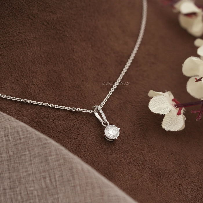 Pendentif solitaire classique avec diamant rond cultivé en laboratoire
