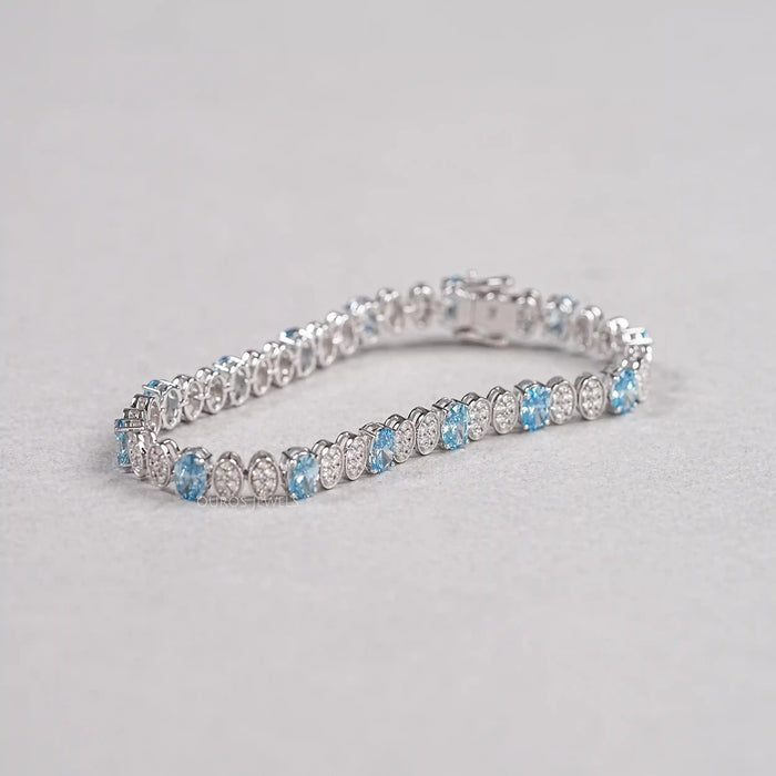 Bracelet de tennis alterné avec diamants bleus ovales et ronds