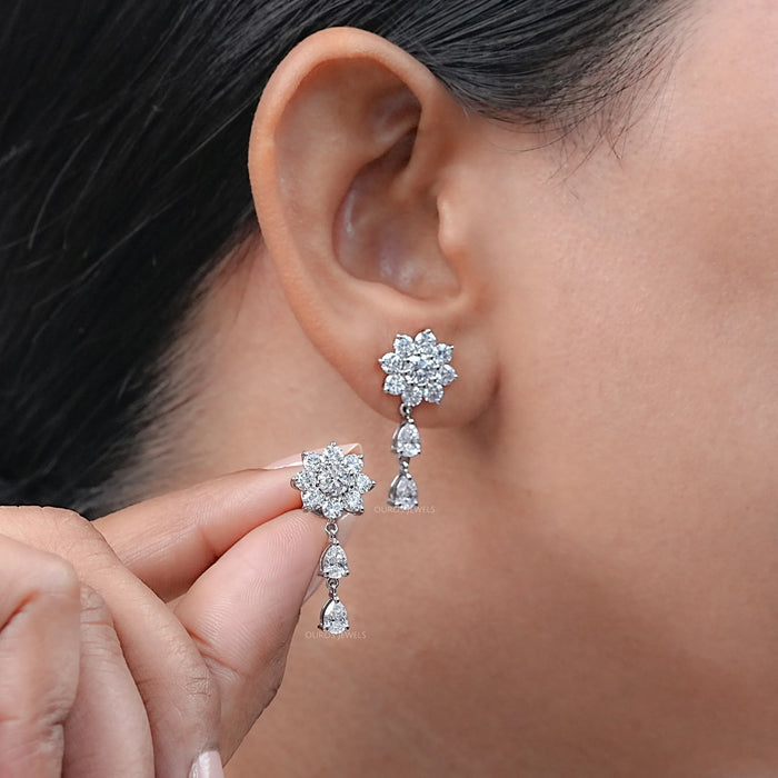 Boucles d'oreilles pendantes en forme de fleur avec halo de diamants ronds