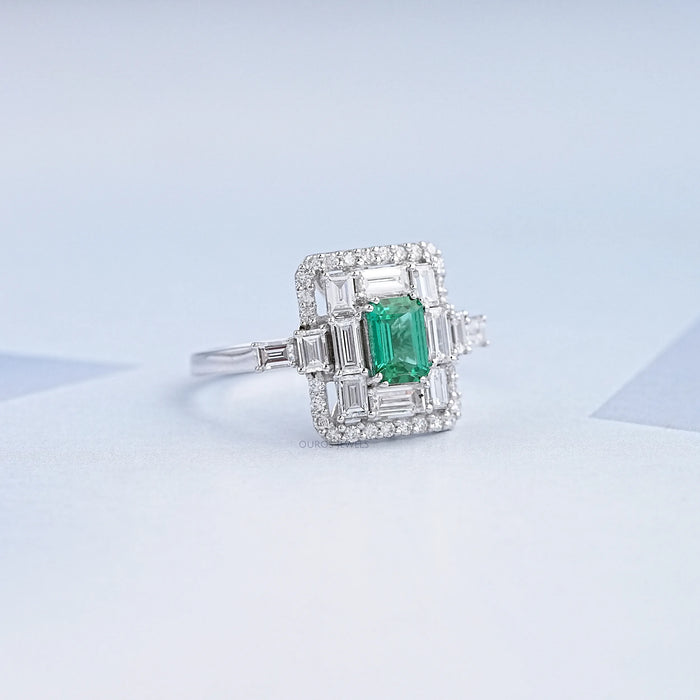 Bague en pierres précieuses avec halo de diamants ronds et baguettes