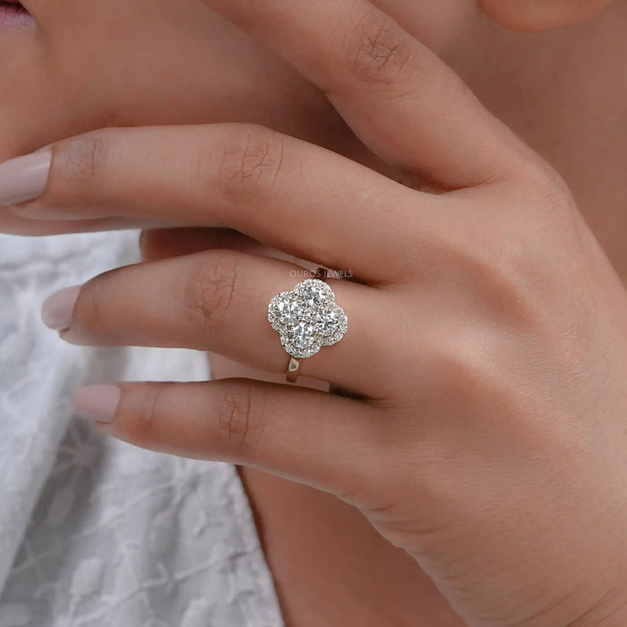 Bague anniversaire en forme de fleur halo avec diamant rond de laboratoire