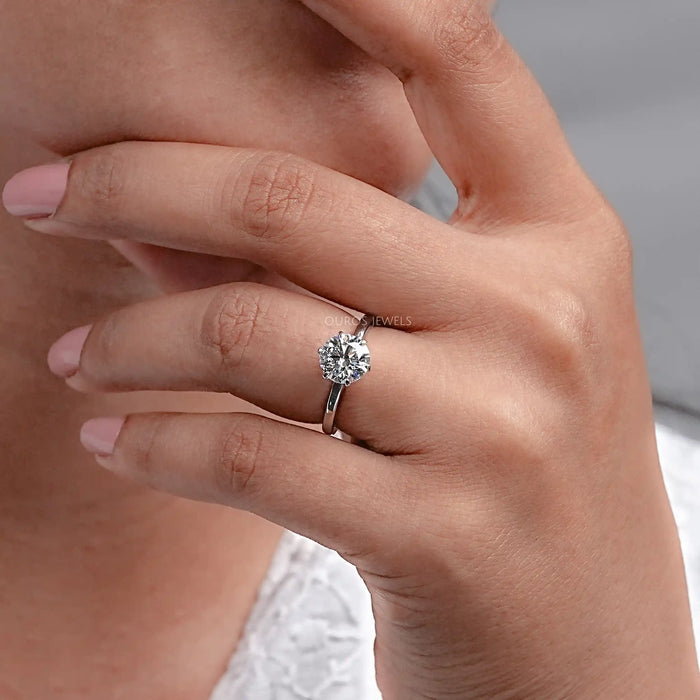 Bague de fiançailles solitaire avec diamant rond cultivé en laboratoire 