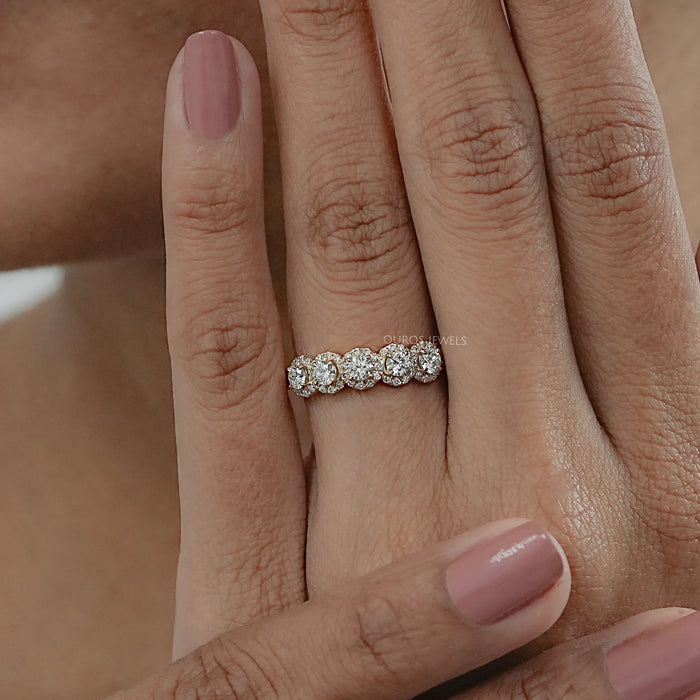 Alliance de mariage à cinq diamants ronds avec halo
