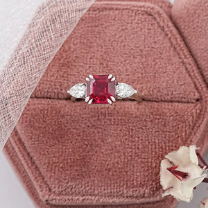 Bague à trois pierres avec rubis et diamants