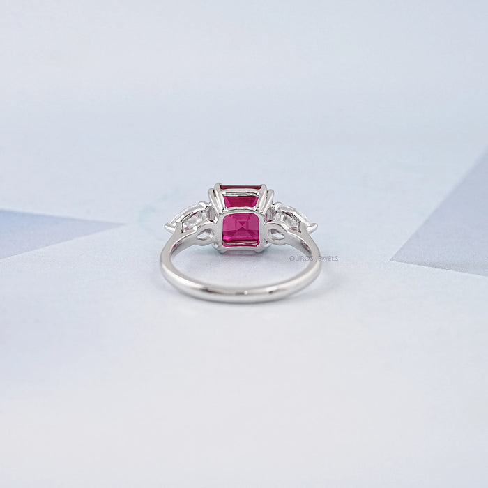 Bague à trois pierres avec rubis et diamants