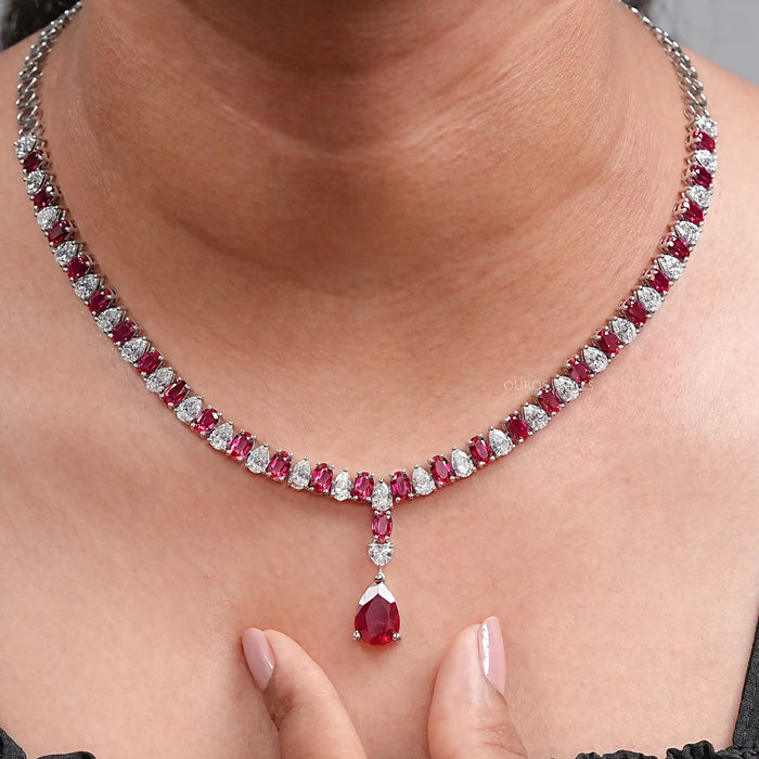 Collier avec pierres précieuses rubis et diamants de laboratoire