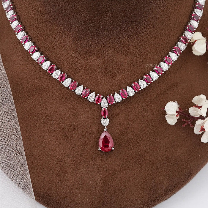 Collier avec pierres précieuses rubis et diamants de laboratoire