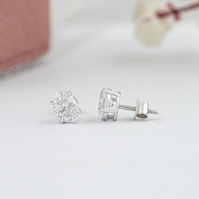 Boucles d'oreilles à tige en diamants de laboratoire à taille ovale