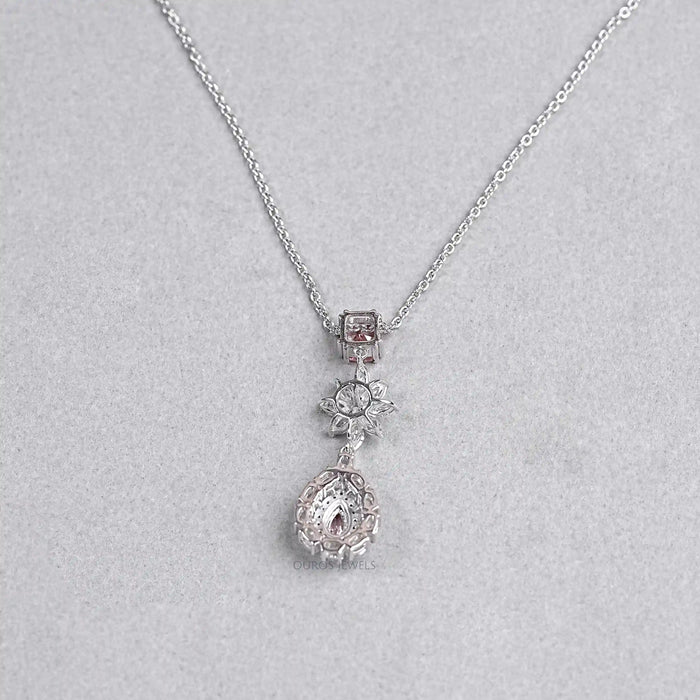 Collier avec pendentif en forme de poire et double halo de diamants