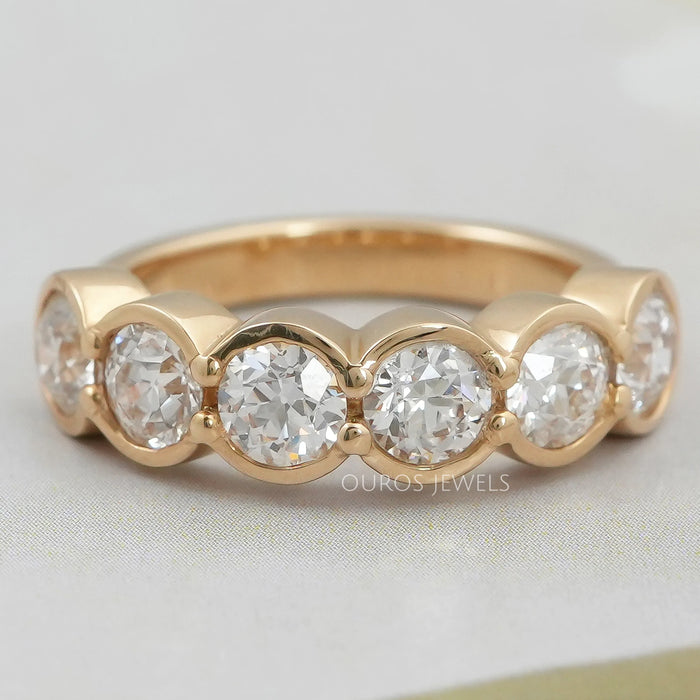 Alliance de mariage à six pierres avec diamants ronds européens anciens sertis sur lunette