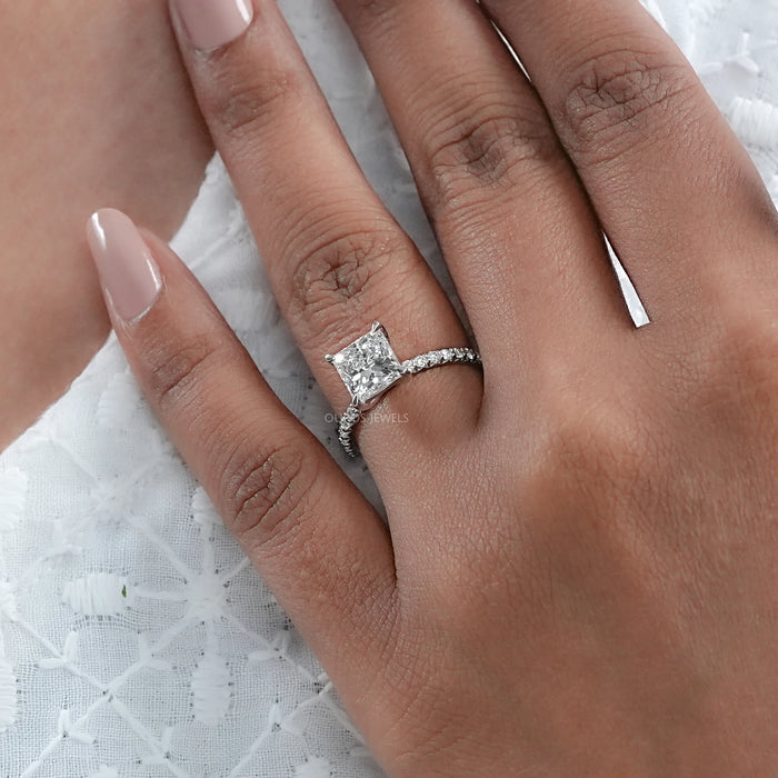 Bague de fiançailles avec diamant solitaire de laboratoire à taille princesse