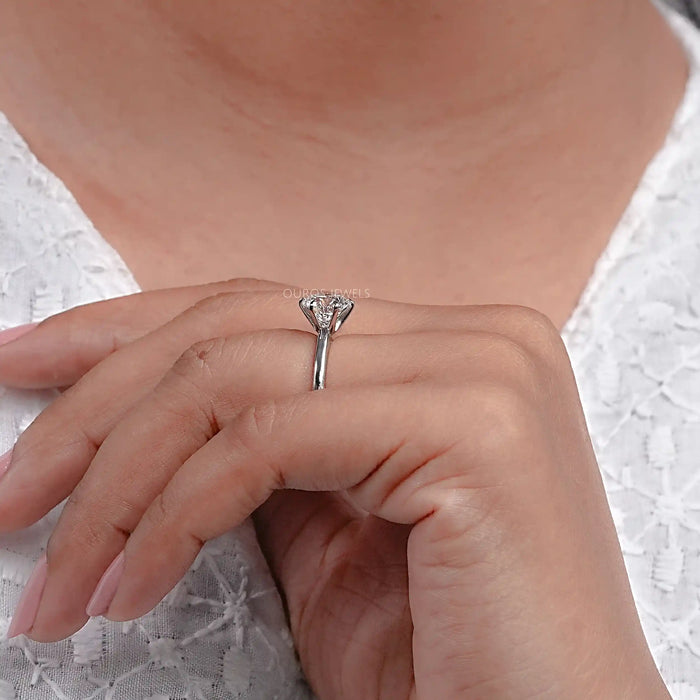 Bague de fiançailles solitaire avec diamant rond cultivé en laboratoire 