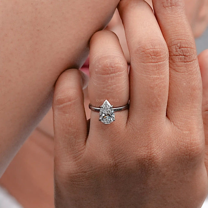 Bague de fiançailles avec solitaire en diamant taille poire