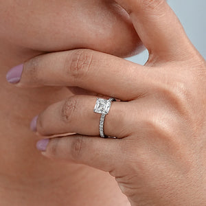 Bague de fiançailles avec diamant solitaire taille Asscher