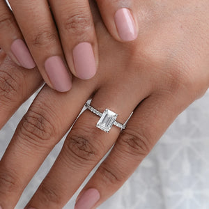 Bague avec diamant solitaire taille émeraude