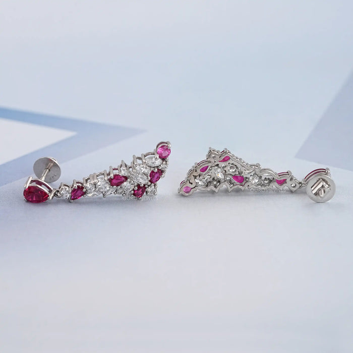 Boucles d'oreilles pendantes en grappe de pierres précieuses taille poire en rubis rouge