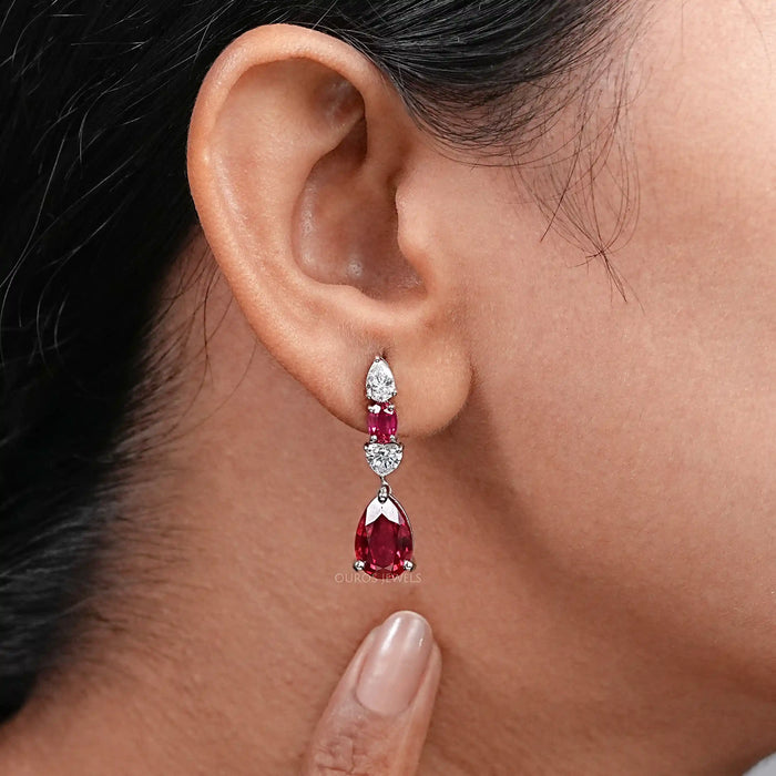 Boucles d'oreilles pendantes en pierres précieuses de laboratoire taille poire en rubis rouge