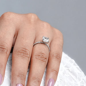 Bague de fiançailles avec diamant solitaire taille Asscher