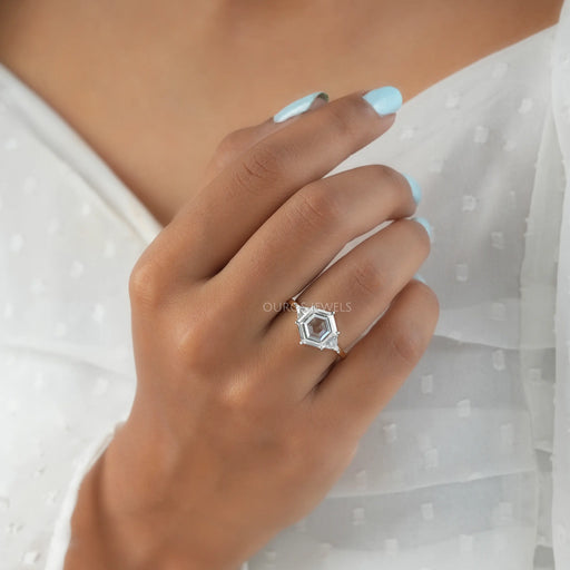 Bague à trois pierres avec diamants de laboratoire de forme hexagonale à coupe étagée