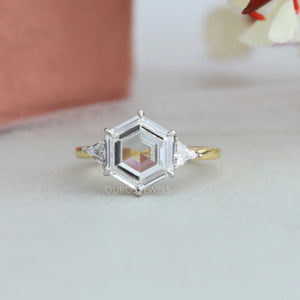 Bague à trois pierres avec diamants de laboratoire de forme hexagonale à coupe étagée