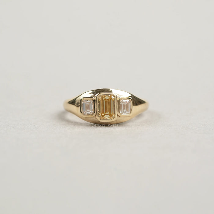 Bague à 3 diamants taille émeraude jaune sertie de lunette