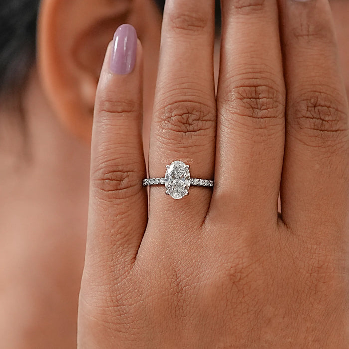 Solitaire de forme ovale avec bague décorative