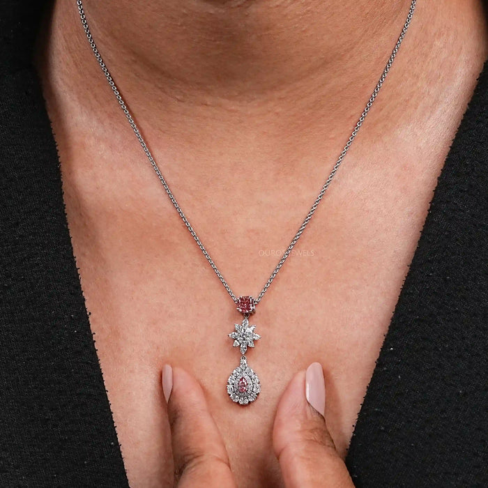 Collier avec pendentif en forme de poire et double halo de diamants