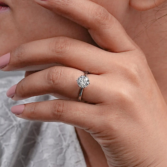 Bague de fiançailles solitaire avec diamant rond cultivé en laboratoire 