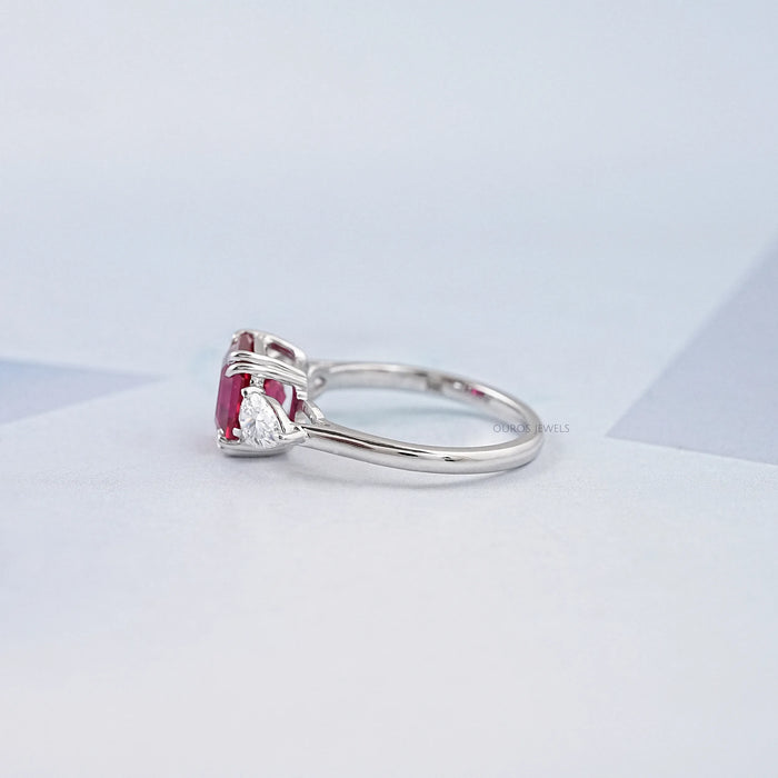 Bague à trois pierres avec rubis et diamants