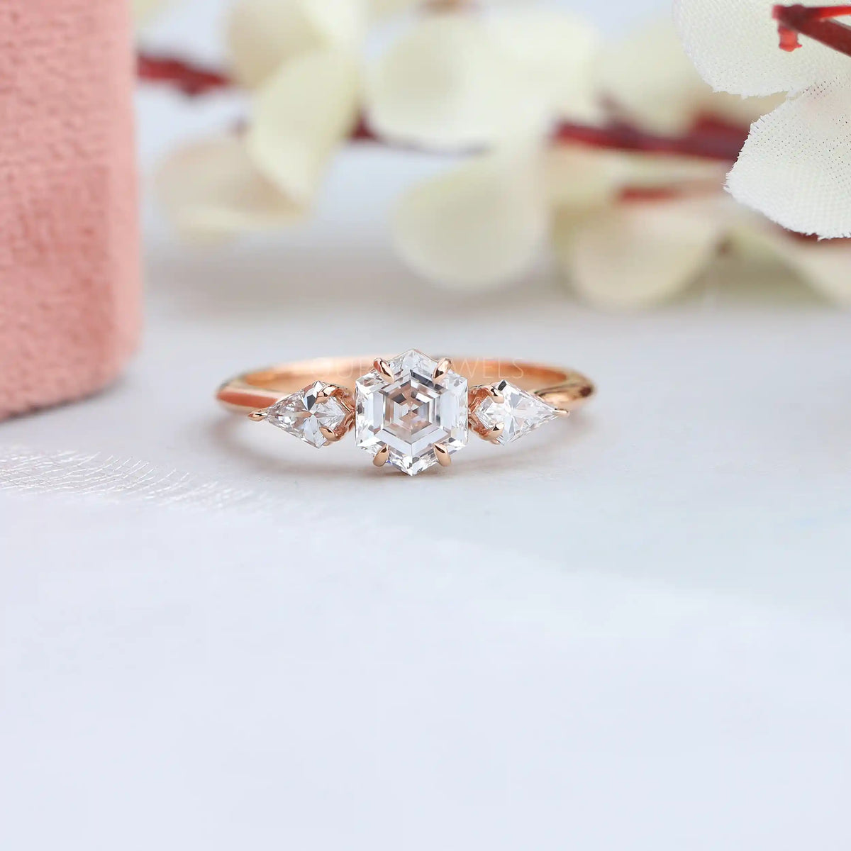 Bague De Fiançailles Trois Pierres Asscher - 2,48 Cctw Moissanite - Plaquée Or Blanc 14K - Taille Personnalisable