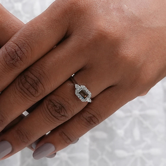 Bague de fiançailles à trois pierres en forme d'émeraude en chocolat