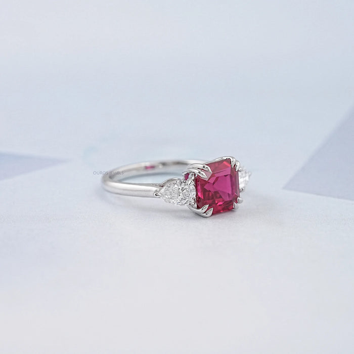 Bague à trois pierres avec rubis et diamants