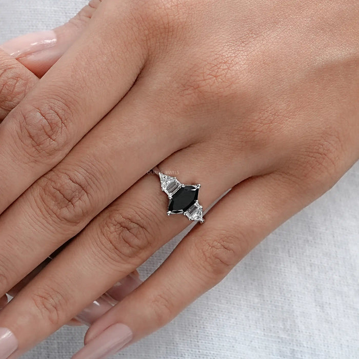 Bague d'anniversaire avec diamant noir marquise hollandaise