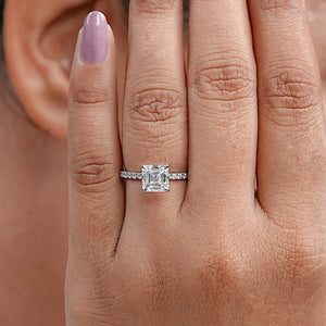 Bague de fiançailles avec diamant solitaire taille Asscher