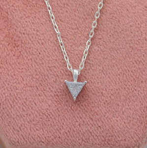 Pendentif solitaire en diamant de laboratoire à taille triangulaire